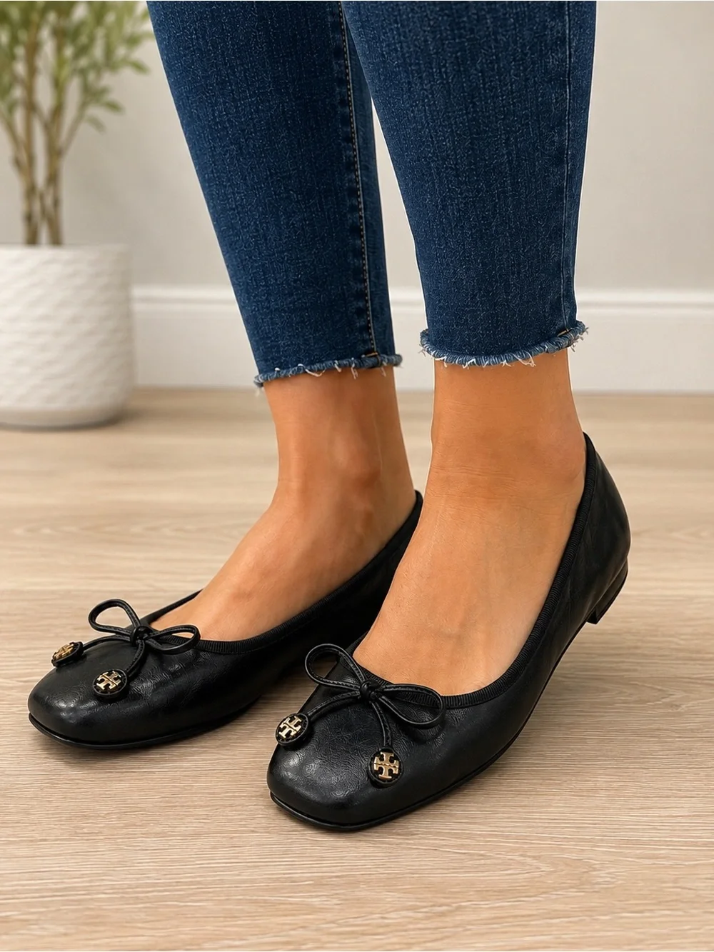 Tory Burch Black Leather Ballet Flats Bow Gold logo Accent woman 7M charm square
